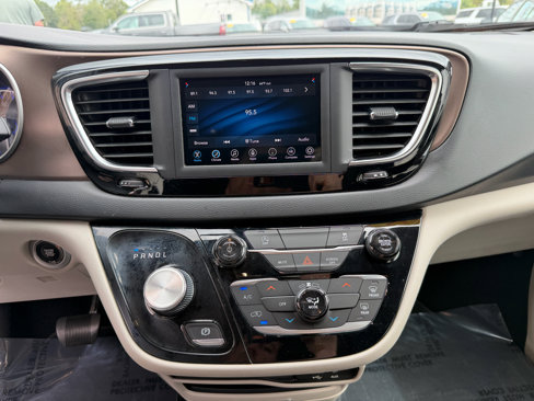 Used 2020 Chrysler Voyager LX image 29