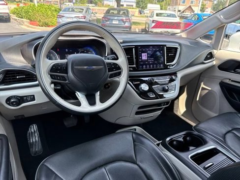 Used 2020 Chrysler Pacifica Limited image 16