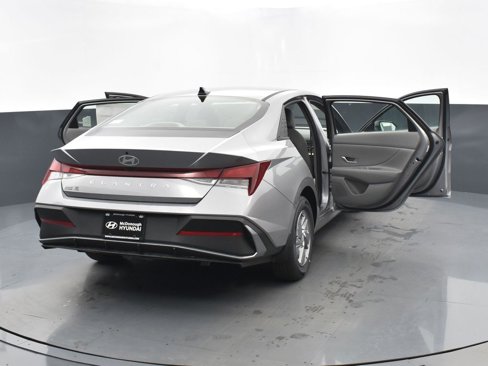 Used 2025 Hyundai Elantra SE image 29