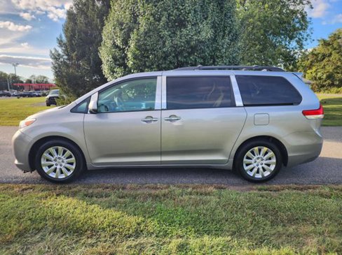 Used 2012 Toyota Sienna XLE image 1