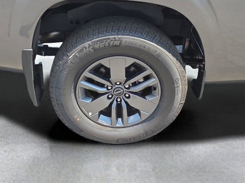 Used 2025 Nissan Frontier SV image 19