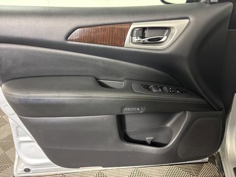 Used 2016 Nissan Pathfinder Platinum image 13