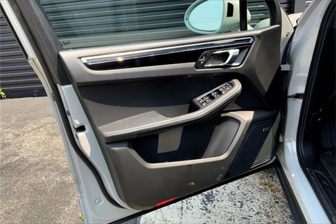 Certified 2020 Porsche Macan image 27