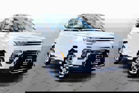 Certified 2022 Kia Soul LX w/ Technology Package image 2