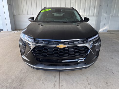 New 2025 Chevrolet Trax LT w/ Sunroof Package image 2