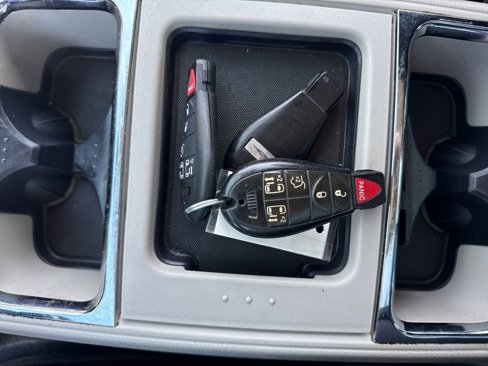 Used 2014 Chrysler Town & Country Touring image 32
