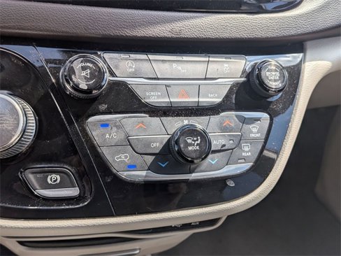 Used 2017 Chrysler Pacifica Touring-L image 19