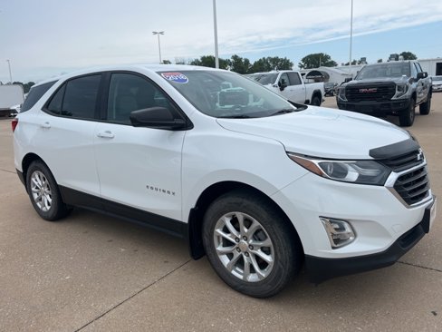 Used 2018 Chevrolet Equinox LS image 2