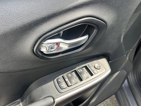 Used 2021 Jeep Cherokee Latitude Lux image 18