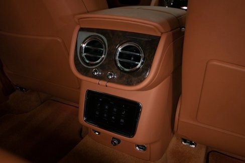 Used 2023 Bentley Bentayga Plug-In Hybrid image 67