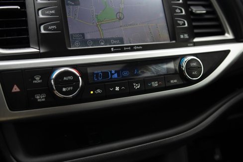 Used 2018 Toyota Highlander SE image 11