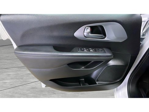 Used 2023 Chrysler Pacifica Touring image 9