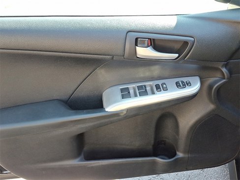 Used 2012 Toyota Camry L image 18