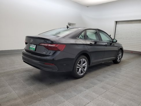 Used 2024 Volkswagen Jetta SE image 9