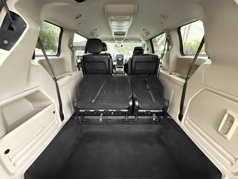 Used 2014 Chrysler Town & Country Touring image 11