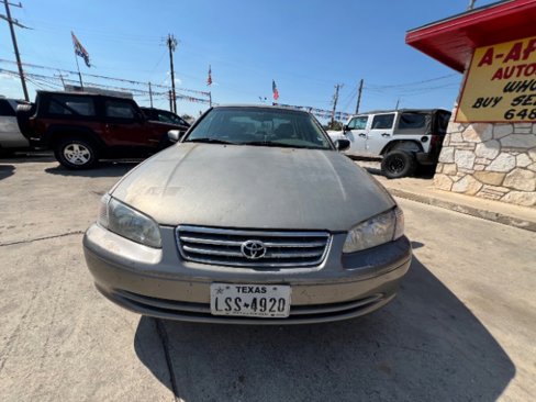 Used 2000 Toyota Camry XLE image 2