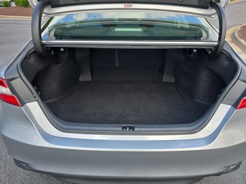 Used 2019 Toyota Camry LE image 12