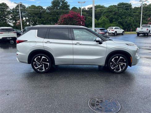Used 2024 Mitsubishi Outlander SEL image 2