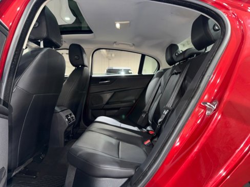 Used 2018 Jaguar XE Premium image 52