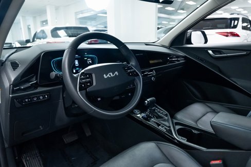 Used 2023 Kia Niro SX image 18
