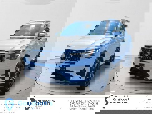 Certified 2025 Volvo XC40 B5 Core image 1