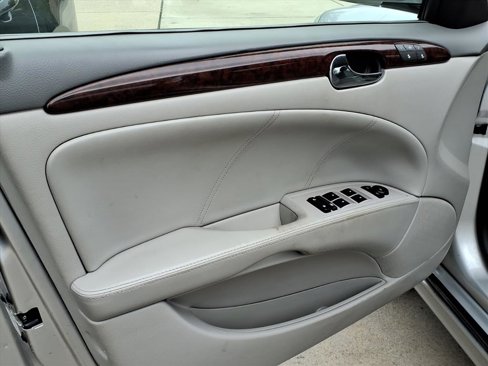 Used 2011 Buick Lucerne CXL image 7