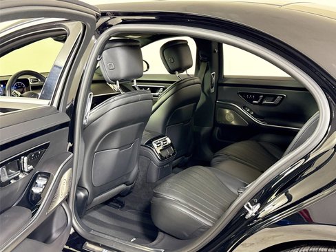 Used 2022 Mercedes-Benz S 500 4MATIC w/ AMG Line Package image 21
