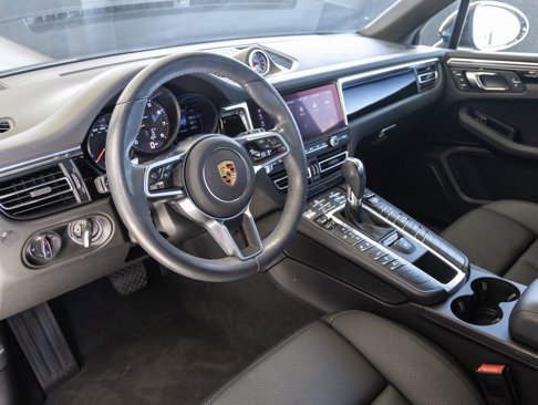 Certified 2021 Porsche Macan image 4