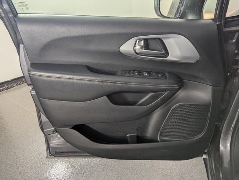 Used 2020 Chrysler Pacifica Touring w/ S Appearance Package image 9