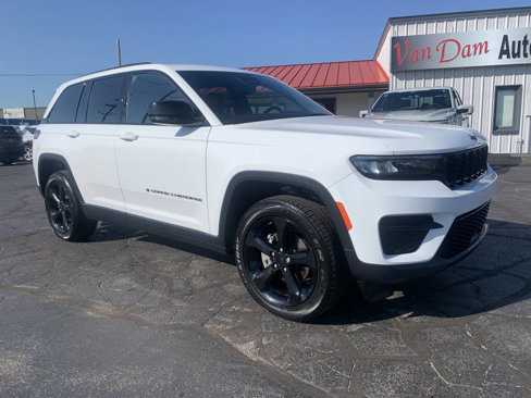 Used 2024 Jeep Grand Cherokee Altitude image 4