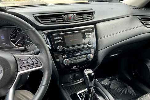 Used 2017 Nissan Rogue SV image 6
