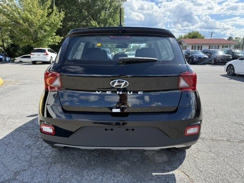 New 2025 Hyundai Venue SE image 4