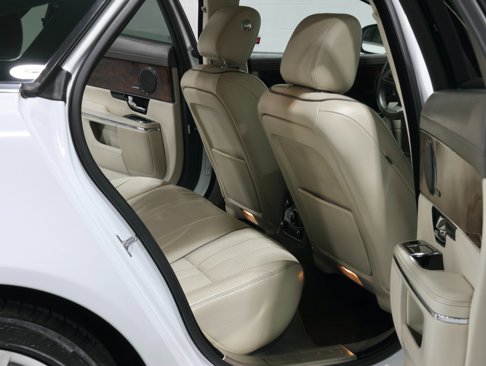 Used 2013 Jaguar XJ image 9