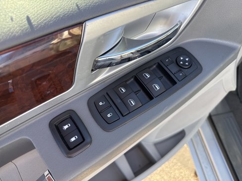 Used 2010 Chrysler Town & Country Touring image 15