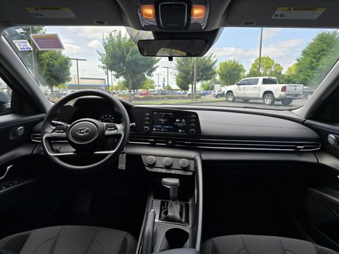 Used 2022 Hyundai Elantra SE w/ Cargo Package image 6