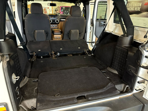 Used 2015 Jeep Wrangler Unlimited Rubicon w/ Max Tow Package image 39