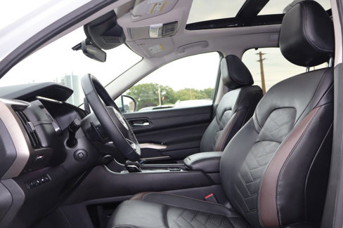 Used 2024 Nissan Pathfinder Platinum w/ Black Appearance Package image 5