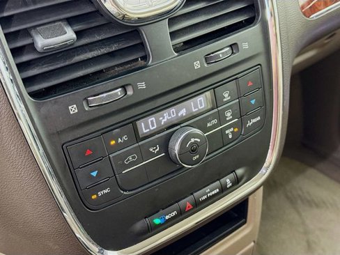 Used 2016 Chrysler Town & Country Touring image 18