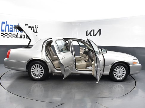 Used 2005 Lincoln Town Car Signature image 36