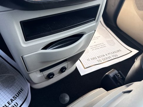 Used 2014 Chrysler Town & Country Touring image 25
