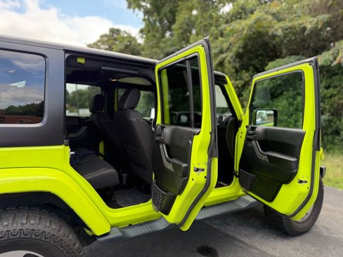 Used 2016 Jeep Wrangler Unlimited Sahara w/ Connectivity Group image 13
