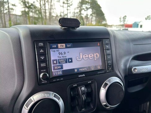 Used 2015 Jeep Wrangler Unlimited Sahara w/ Connectivity Group image 25