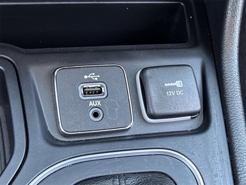 Used 2019 Jeep Cherokee Latitude w/ Popular Appearance Group image 17