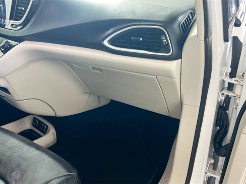 Used 2018 Chrysler Pacifica Touring-L w/ Advanced Safetytec Group image 35