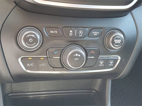 Used 2019 Jeep Cherokee Latitude w/ Cold Weather Group image 27