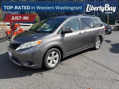Used 2014 Toyota Sienna LE image 1