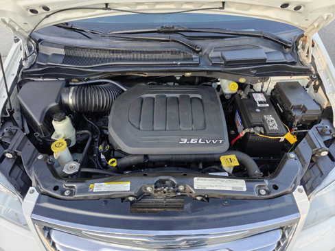 Used 2011 Chrysler Town & Country Touring-L image 31