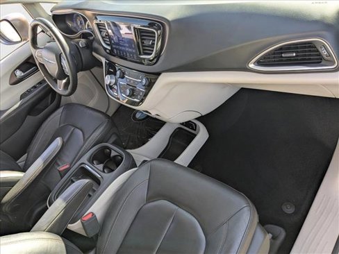 Used 2017 Chrysler Pacifica Touring-L image 22