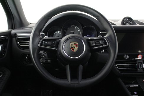 Certified 2025 Porsche Macan image 12