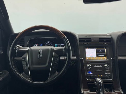 Used 2016 Lincoln Navigator Reserve image 3